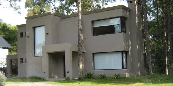 Casa contemporánea con aberturas de aluminio fabricadas por Aberturas Vidal